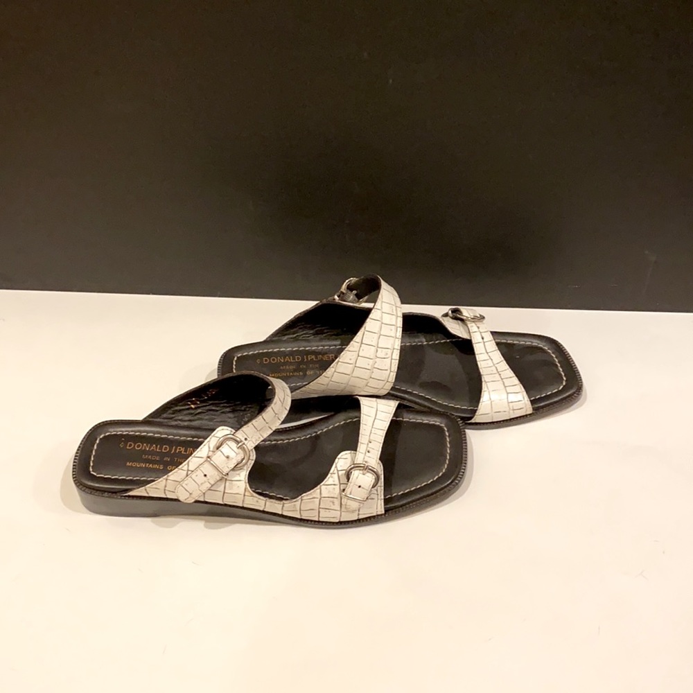Vintage Designer Donald J Pilner leather sandals